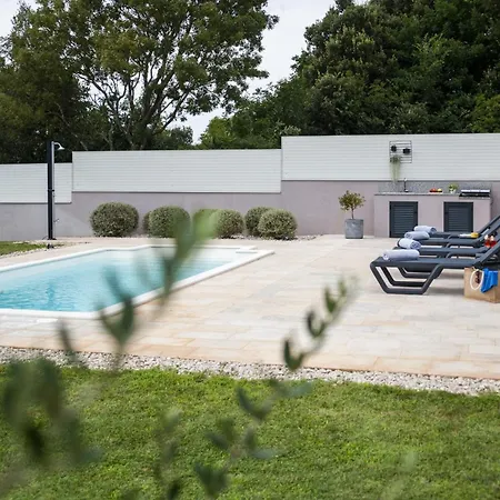 Jolanda For 4 People Near With Kids Playground & Large Garden - Only 850 M From * Ρόβινι