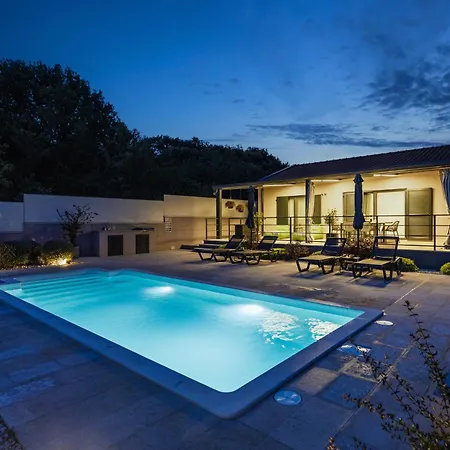 Βίλα Jolanda For 4 People Near With Kids Playground & Large Garden - Only 850 M From