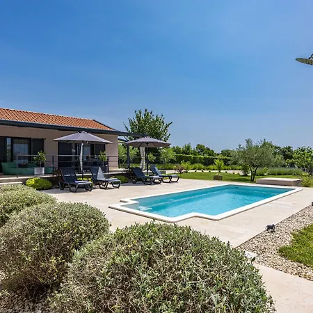 Jolanda For 4 People Near With Kids Playground & Large Garden - Only 850 M From Βίλα *